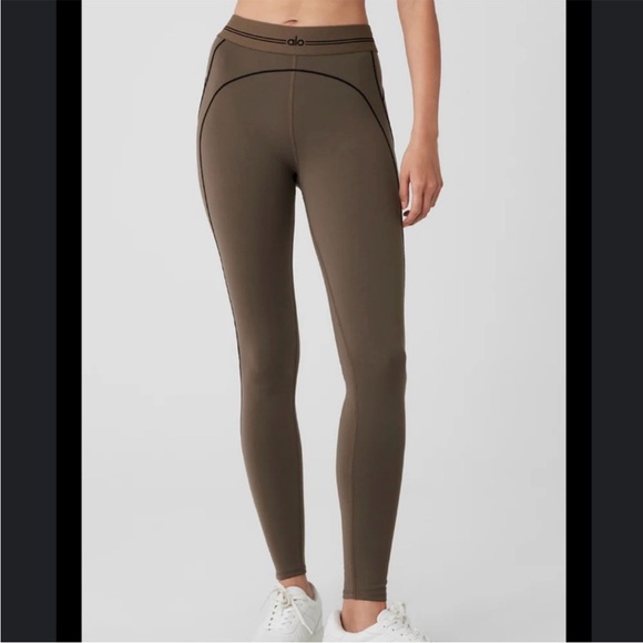 Alo Airbrush High-Waist Heart Throb Legging - Picture 3 of 6